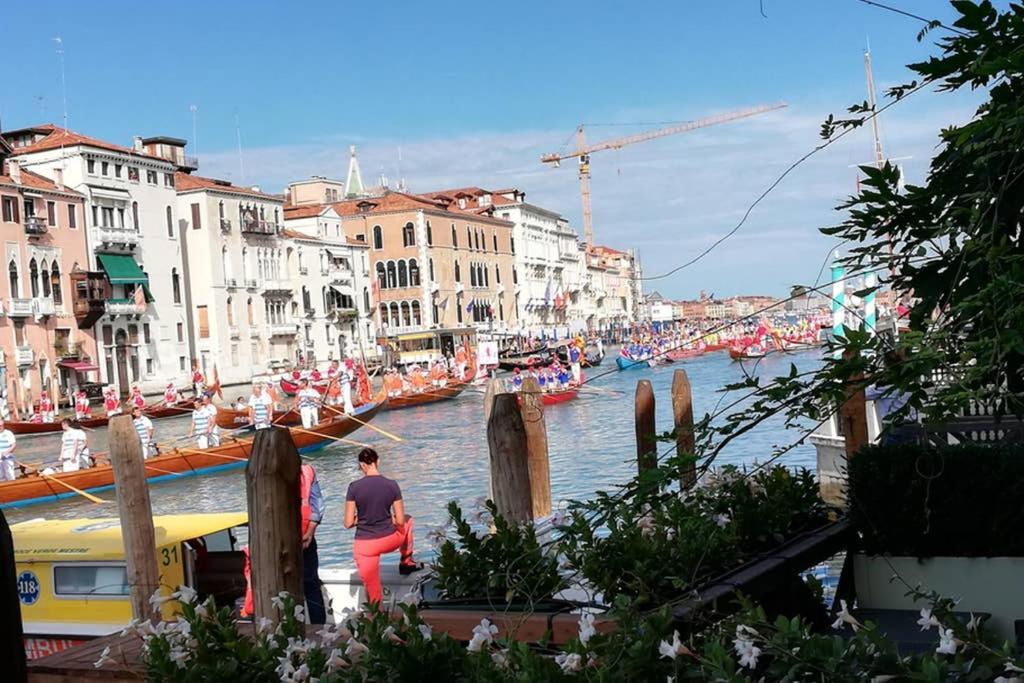 Grand Canal Next To Guggenheim ヴェネツィア エクステリア 写真