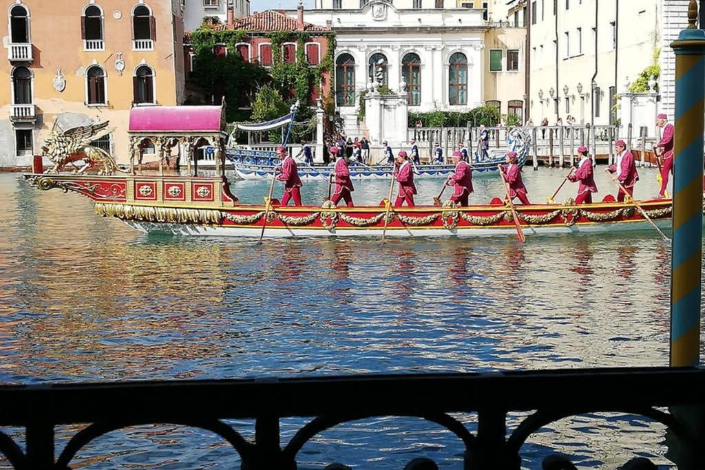 Grand Canal Next To Guggenheim ヴェネツィア エクステリア 写真